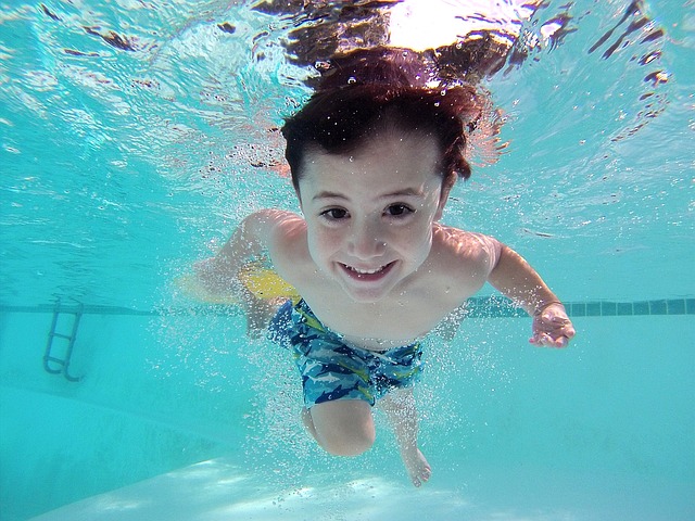 dítě v bazénu.jpg