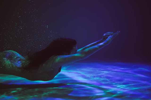 dívka pod vodou