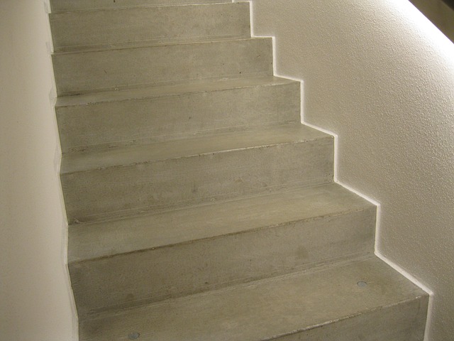 betonové či kamenné schodiště
